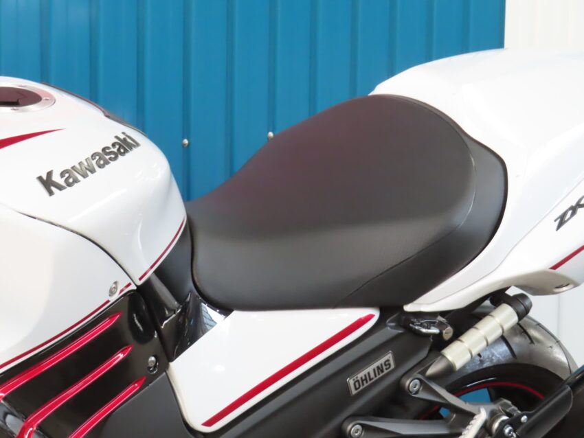 白いシュナイザー。珍しい。レトロ。 カワサキ Ninja ZX－14R A1557｜シイナモータース市川